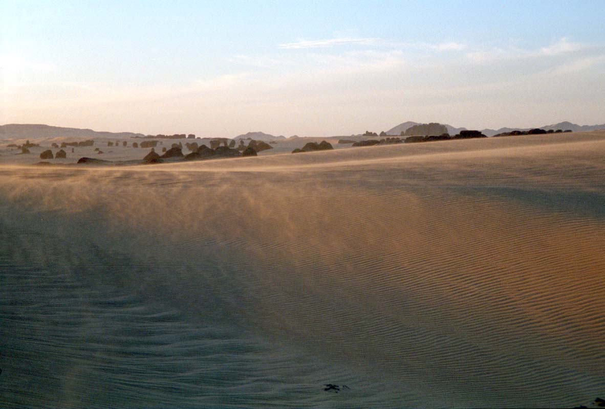 Wind treibt Sand in Tagrera