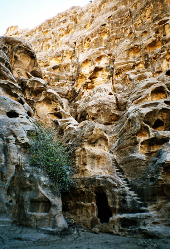 Treppen in den Fels von Siq al Barid