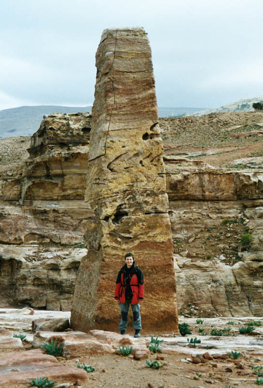 Reisende vor nabatischem Obelisk