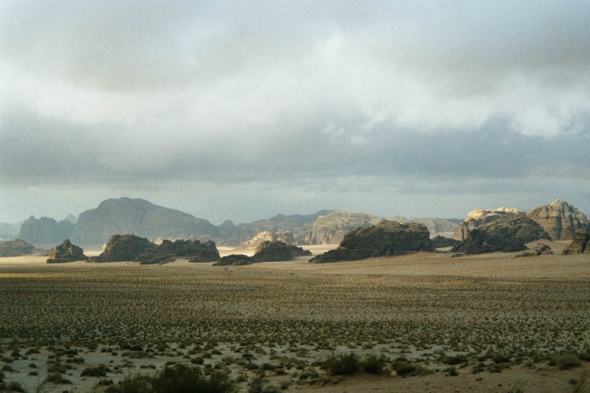 Wadi Rum unter dunklen Wolken