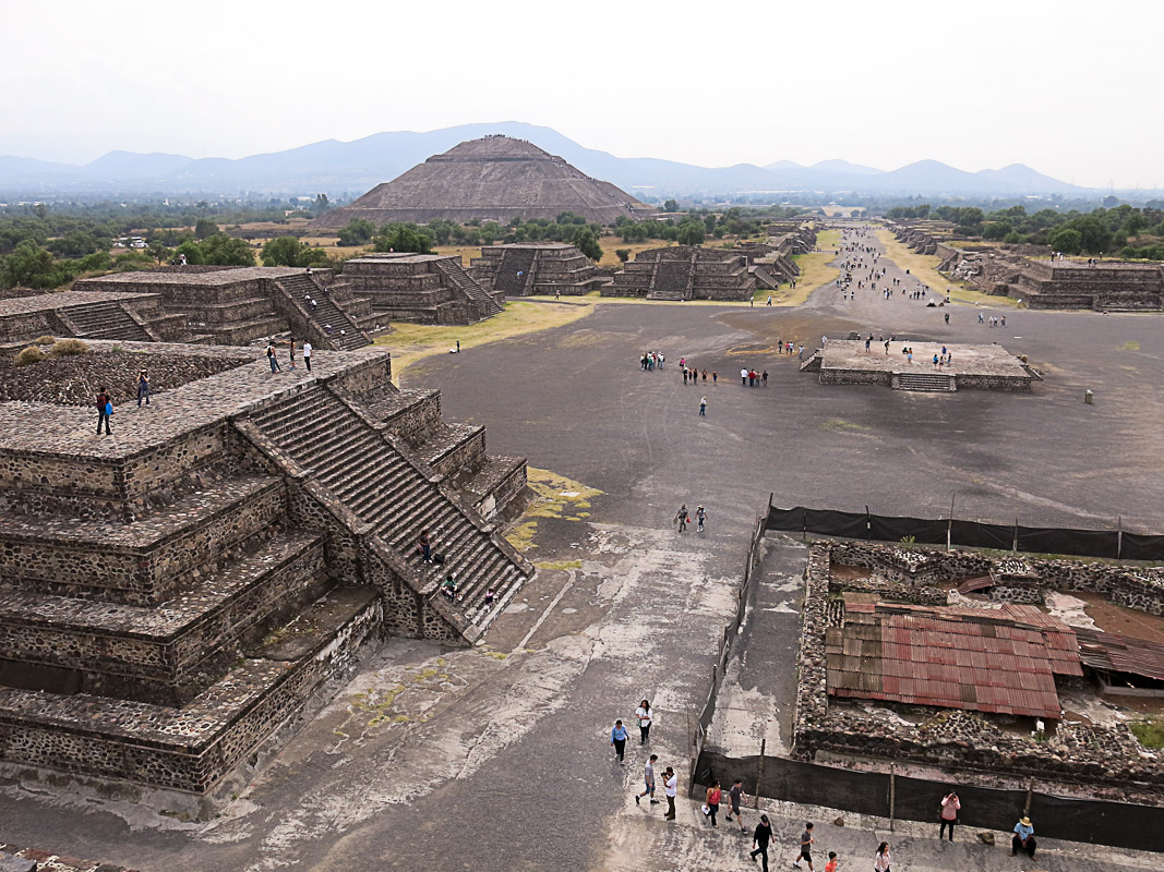 Teotihuacan - Blick von der Mondpyramide nach Süden