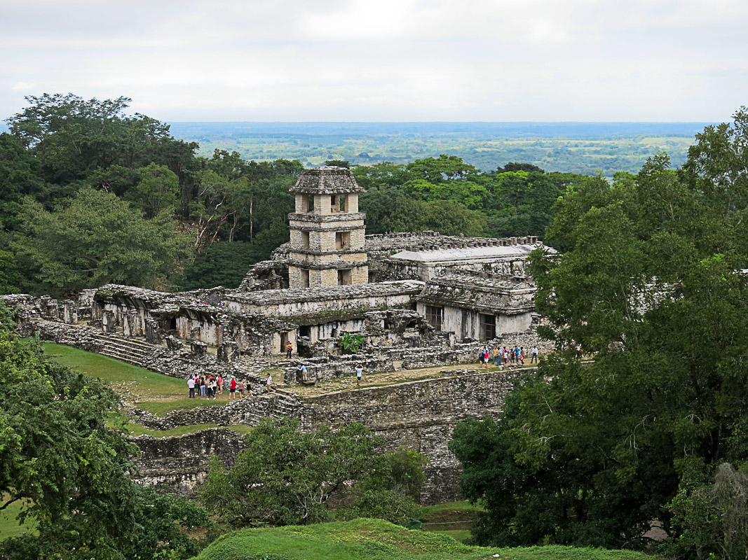 Palenque - Blick von der Akropolis zum Palast