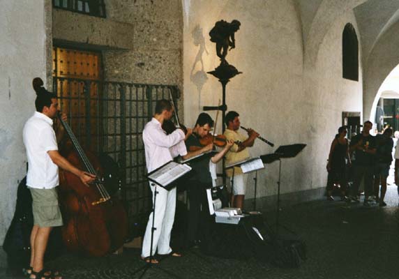 Konzert in den Arkaden des Alten Rathauses