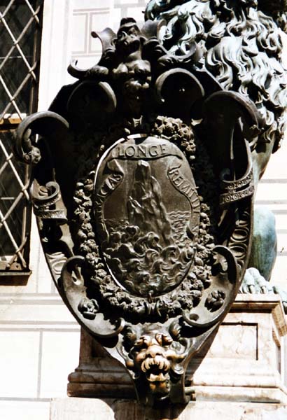 Bronzetafen von Löwen gehalten
