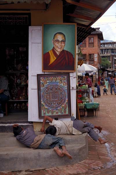 Unter dem Bild des Dalai Lama
