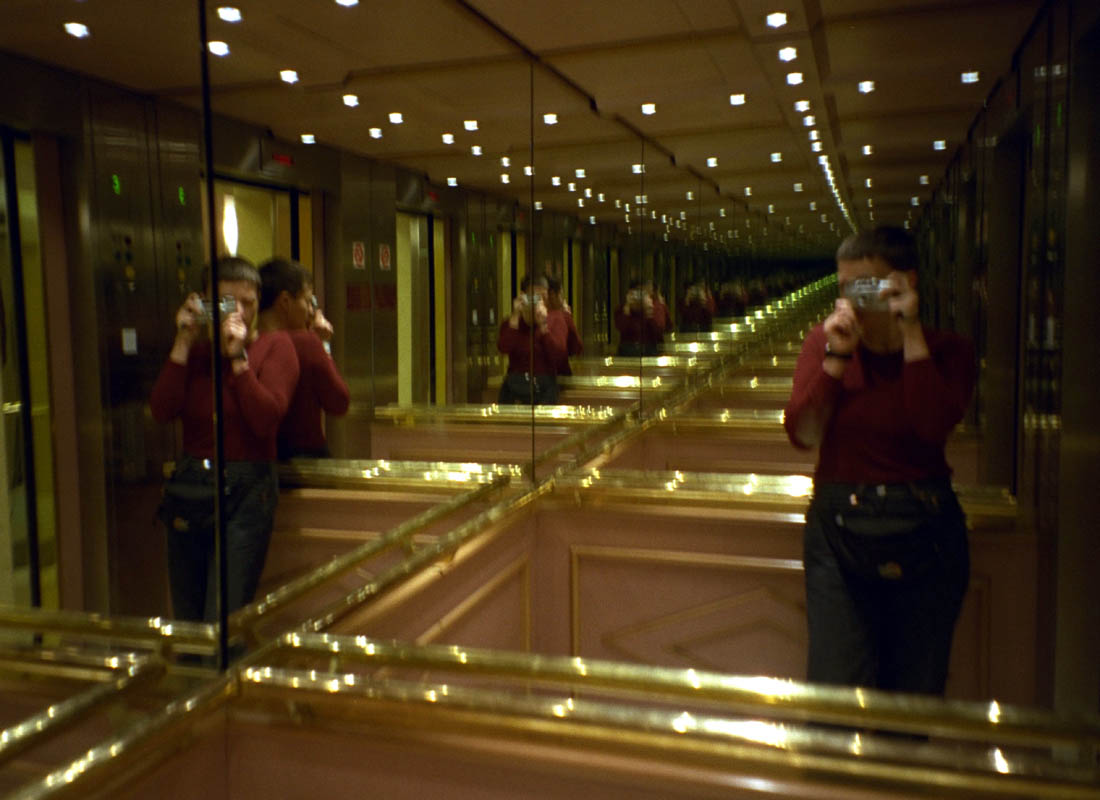Aufzug als Spiegelkabinet auf der Excelsior