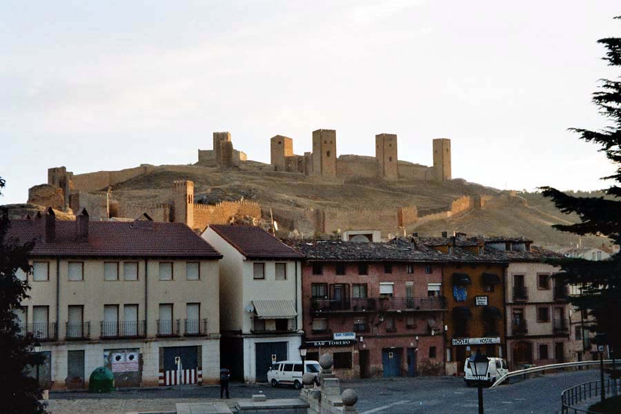 Molina mit den Ruinen der alten Burg dahinter
