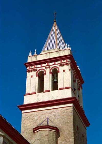 Typisches bunt-gekacheltes Kirchendach
