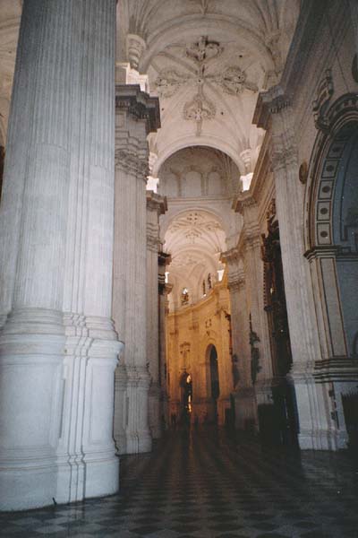 Hoher weißer Innenraum der Kathedrale