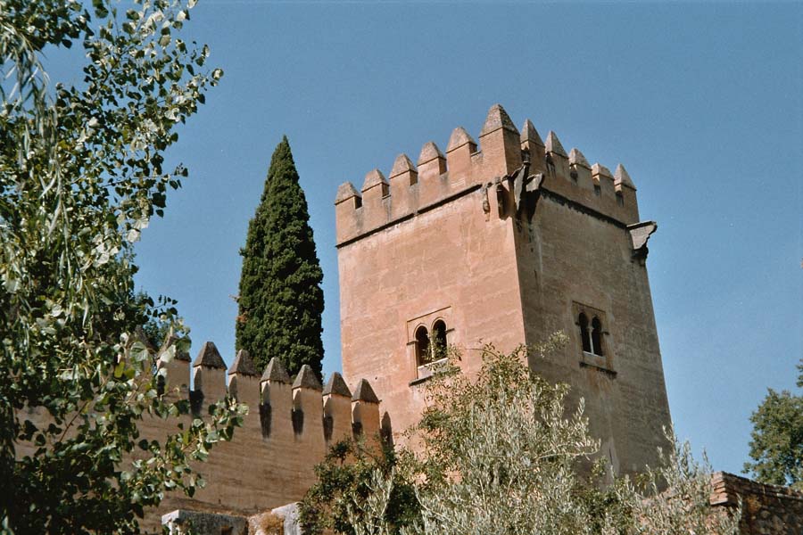Die wehrhaften Mauern der Alhambra