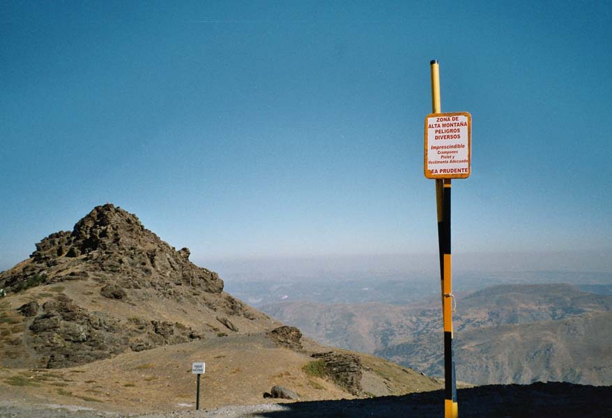 Das Schild warnt vor den diversen Gefahren der Gebirgsregion
