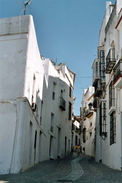 Die Hauptstraße durch Arcos hinauf zur Kirche
