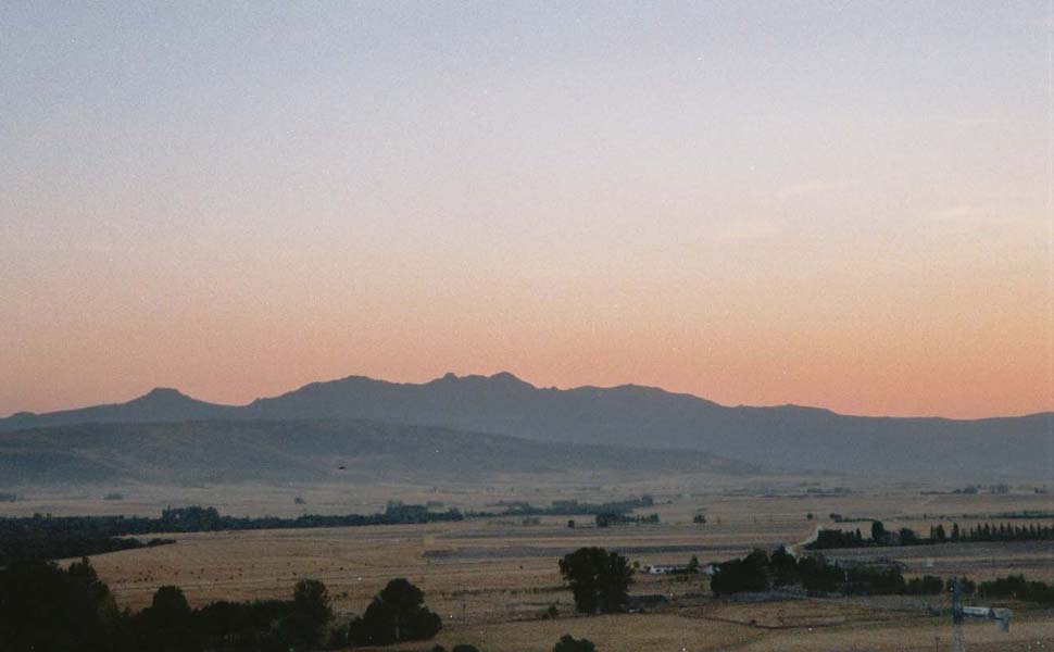 Ebene von Avila mit der Sierra de Avila dahinter