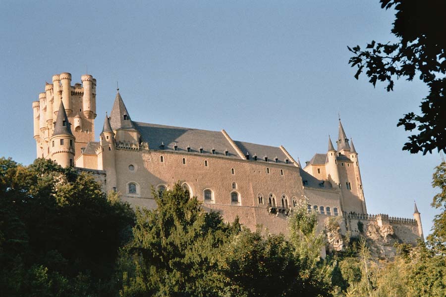 Der zierliche Alcazar von Segovia liegt hoch über dem Fluß