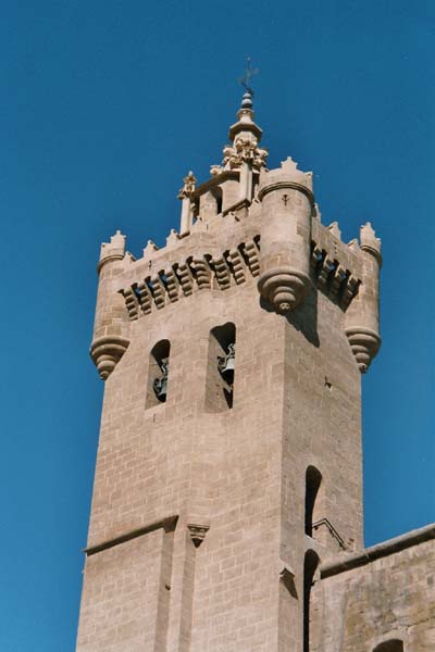 Kirchturm in der Ebro-Ebene