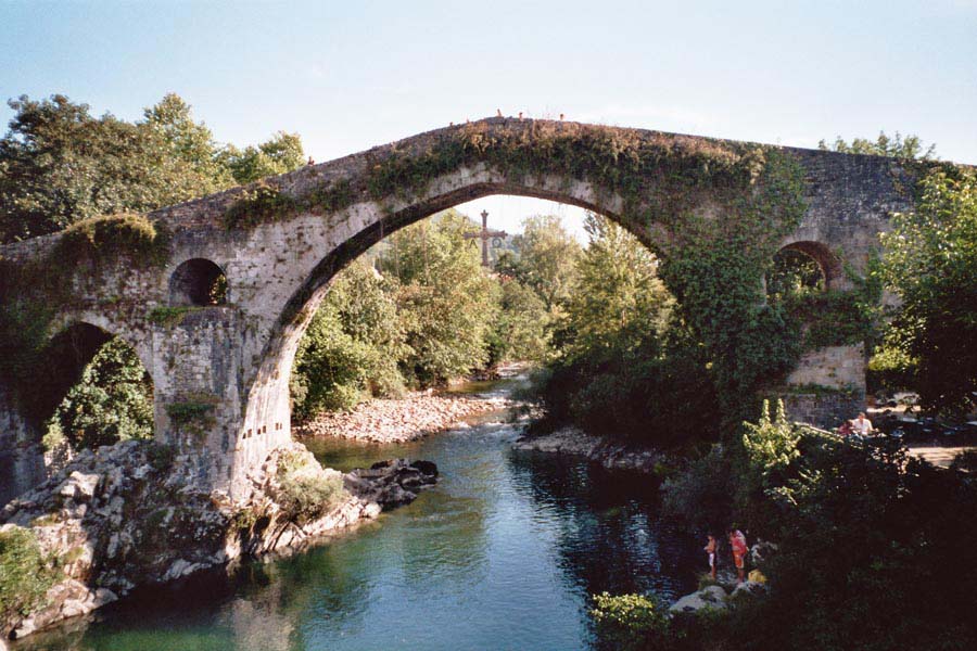 Romanische Brücke in Canga de Onis